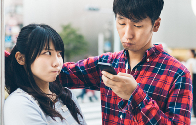 待ち合わせで怒る女性と言い訳する男性