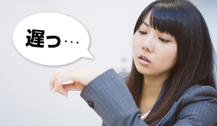 遅いとつぶやき時計を見る女性