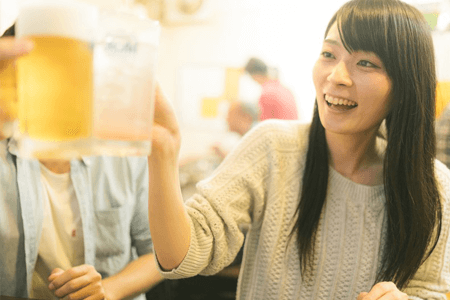 笑顔で乾杯する女性