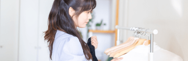 服を選ぶ女性