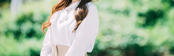 白いシャツの女性