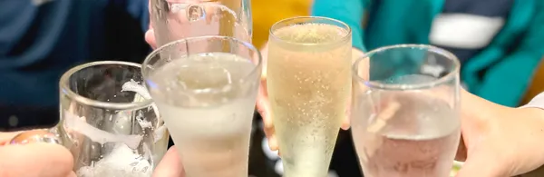 カンパイするグループ