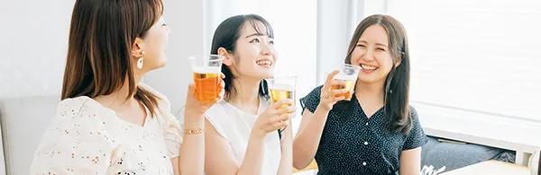 女性グループと会食イメージ