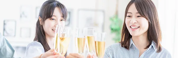 合コンに参加する女性グループ