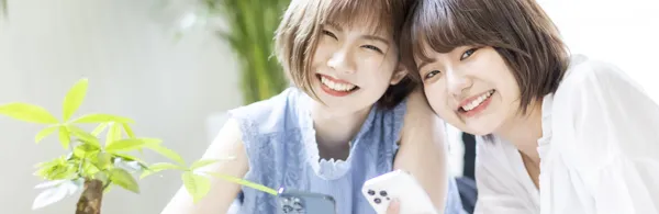 笑顔の女性が2人