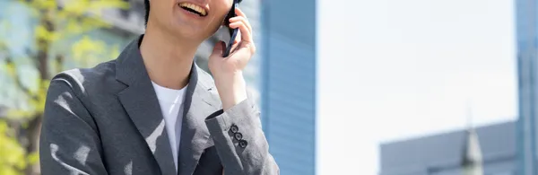 電話する男性