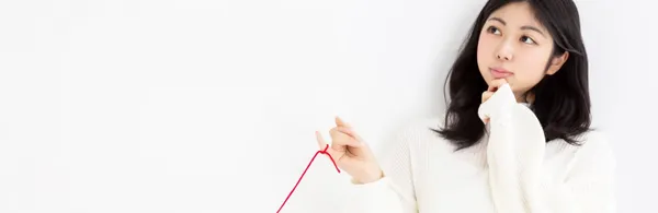 女性と赤い糸