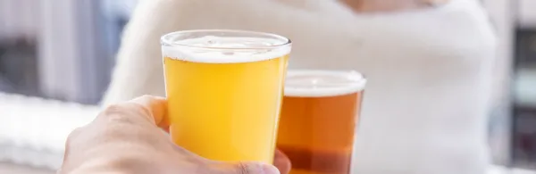 ビールで乾杯のイメージ