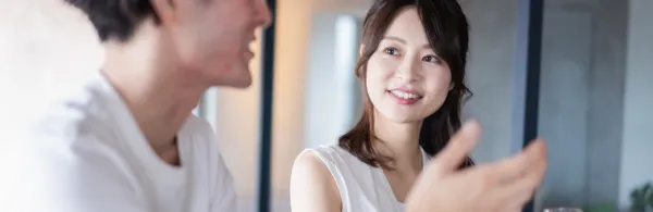 男性を見つめる女性