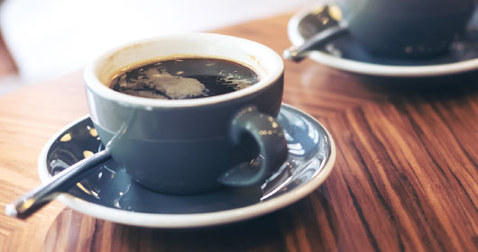 カフェのテーブル上のコーヒー